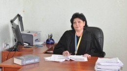 Судья из Запорожья прославилась на весь интернет, показав «дулю» адвокату