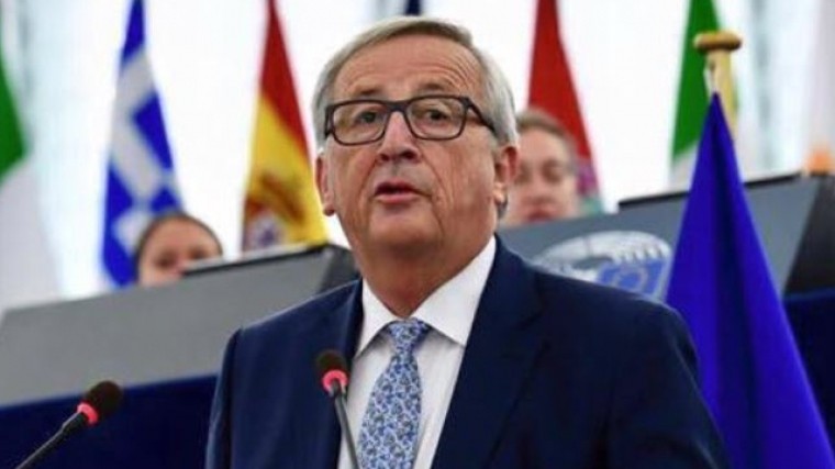 Глава Еврокомиссии потрепал сотрудницу за волосы во время саммита ЕС — видео