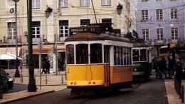 Видео: В Лиссабоне трамвай сошел с рельсов и врезался в здание
