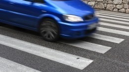 В Петербурге мужчина нападал на водителей, встающих на «зебре» — видео