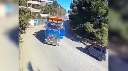Видео: Самосвал слетел с дороги и рухнул на аквапарк отеля в Ялте
