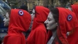 Видео: активистки Fеmеn оголили грудь на акции «желтых жилетов» в Париже