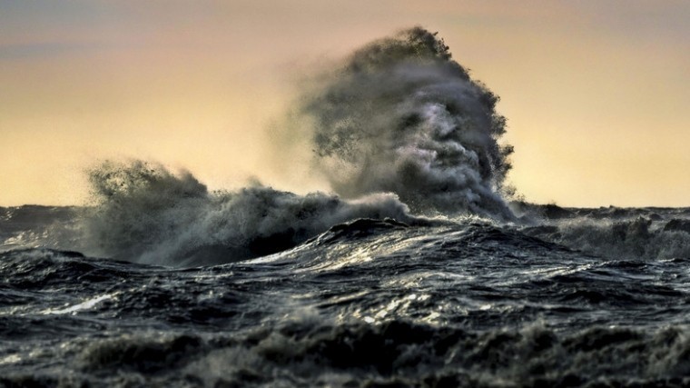 В штормовых волнах разглядели жуткое лицо утонувшего моряка