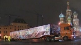 Главную новогоднюю елку России доставили в Кремль