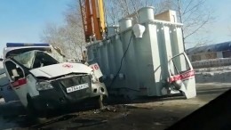 Видео: В Комсомольске-на-Амуре груз с полуприцепа едва не раздавил карету скорой помощи