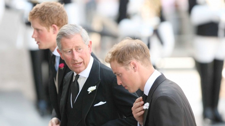 Принц Уильям не может простить принцу Чарльзу постоянные измены матери