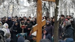 Украинцы собрались под стенами Рады в знак протеста против переименования УПЦ