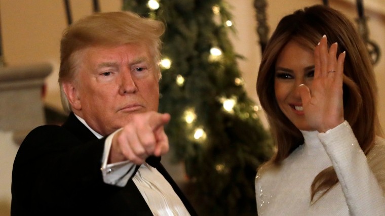 «Красавцы!»: пользователям очень понравилось рождественское фото Трампа с женой