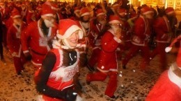 Прямая трансляция забега тысячи Дедов Морозов в центре Петербурга