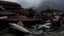 В Индонезии растет число пострадавших от цунами — видео