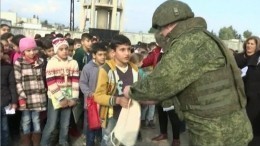 Сирийские дети получили новогодние подарки от юнармейцев — видео