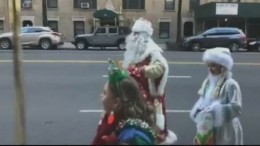 Парад Дедов Морозов и Снегурочек прошел в Нью-Йорке