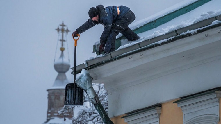 От 100 тысяч до миллиона рублей — в Петербурге установили штраф за снег на крыше