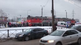 Видео: первые минуты после столкновения поезда и маршрутки в Петербурге