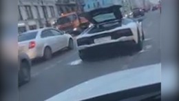 Видео: Белый Lamborghini бросили в центре Петербурга