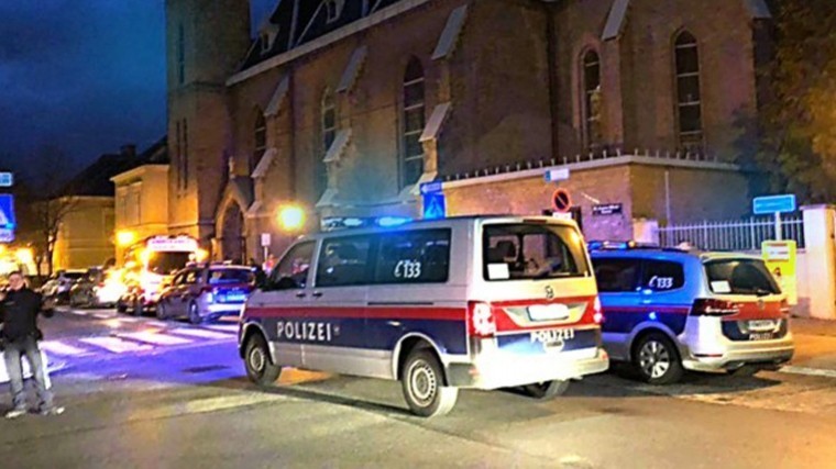 Порядка 15 человек получили ранения при нападении на церковь в Вене