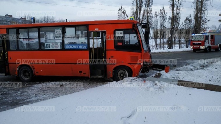 Автобус сбил пенсионерку с внуками в Нижнем Новгороде — кадры с места ЧП
