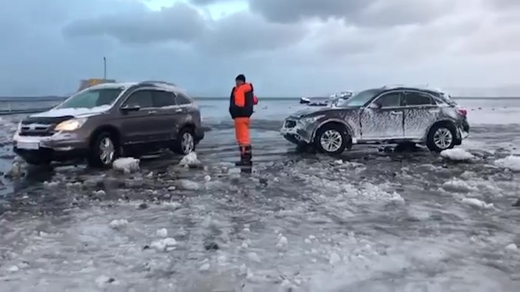 На Камчатке автомобили чуть не смыло в бухту — видео с места событий