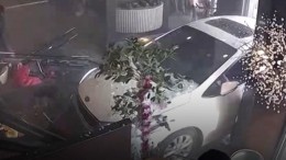 Автомобиль влетел в ресторан в Китае — шокирующее видео