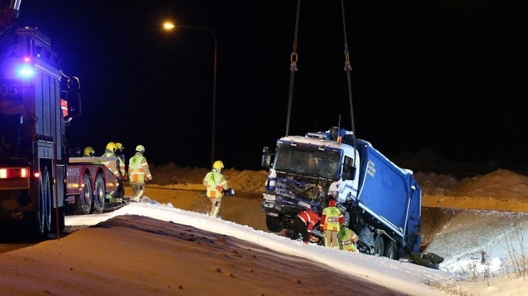 Семья из России погибла в жутком ДТП в Финляндии, автомобиль всмятку — фото