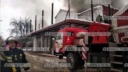 Видео: В Подмосковье полыхает склад с пластиковыми изделиями