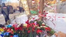 Весь день жители Магнитогорска несут цветы к стихийному мемориалу