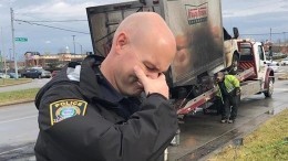 Сгоревший фургон с пончиками довел до слез американских полицейских
