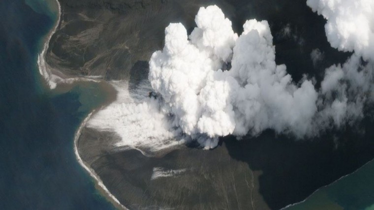 Ставший причиной страшного цунами вулкан Анак-Кракатау вновь проснулся
