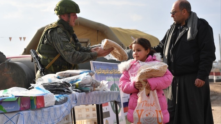 Российские военные доставили гуманитарную помощь сирийским христианам