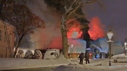 Видео: Возле двух церквей в центре Москвы полыхает здание