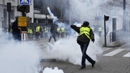 Франция в ярости: После новогоднего затишья «желтые жилеты» вновь вышли на улицы