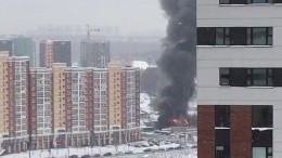 Видео: крупный пожар произошел в ангаре в Новой Москве