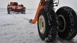 В аэропорту Львова самолет выкатился за взлетно-посадочную полосу — фото