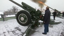 Видео: Владимир Путин выстрелил из пушки в Петропавловской крепости в Петербурге