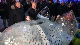 Видео: Путин в Петербурге вморозил монетку в ледяную копилку и загадал желание