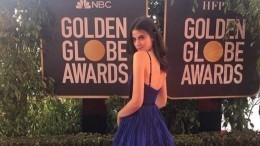 Fiji Water Girl: разносчица воды на «Золотом глобусе» стала звездой соцсетей