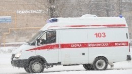 Такси въехало в автобусную остановку с людьми под Петербургом — страшное видео