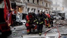 Видео: под завалами дома после взрыва в Париже могут оставаться люди