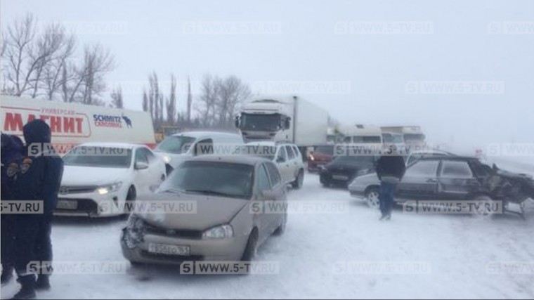 Двенадцать машин столкнулись на трассе М-4 под Ростовом— кадры с места