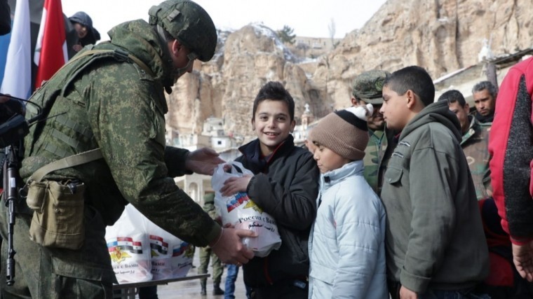 Российские военные оказали гуманитарную помощь жителям сирийского города Маалюля