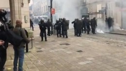 В Париже начались столкновения «желтых жилетов» с полицией — видео