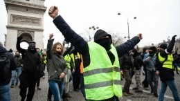 На девятой акции «желтых жилетов» во Франции задержаны 240 человек