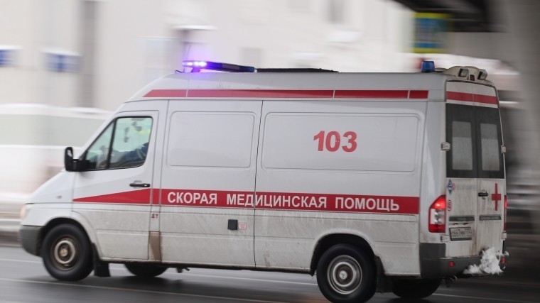 Мужчина с ножом напал на сотрудников скорой помощи в Москве — очевидцы