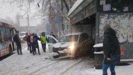 Видео: Автомобиль протаранил остановку в Перми, есть пострадавшие