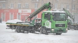 Водитель иномарки «столкнул» авто с эвакуатора в Москве и уехал — видео