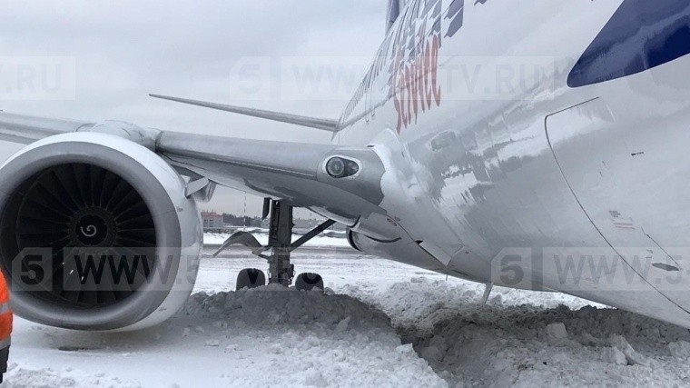 Завершена эвакуация самолета, выкатившегося за пределы ВПП в Шереметьево