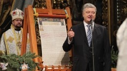 «Докатились!»: соцсети подняли Порошенко на смех за просьбу к РПЦ показать томос