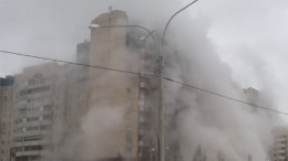 «Вода достигала уровня 14-го этажа»: Очевидица о прорыве кипятка в Петербурге — видео