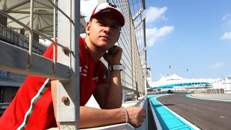 «По стопам отца»: Шумахер-младший заключит контракт с Ferrari