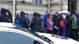 Видео: Желающие жениться в «красивую дату» перекрыли дорогу возле ЗАГСа в Петербурге